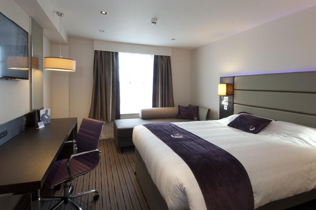 City centre rooms. Отель Premier Inn фото. Где отель в Роудсе.